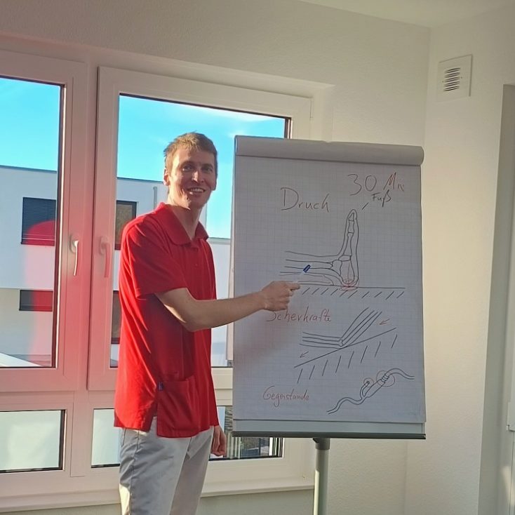 Unser Tagungsraum Tagungsraum mit Tischen, Stühlen und dekorativen Blumen in Vasen.